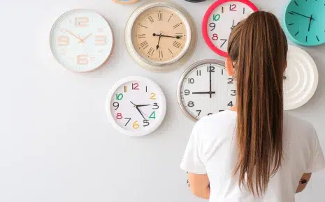שעוני קיר מעוצבים הפכו בשנים האחרונות לפריט עיצוב פופולרי בבתים רבים